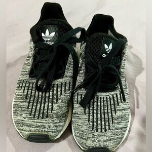 Toddler unisex 8.5 Adidas Swift Run pull on sneakers, charcoal GUC